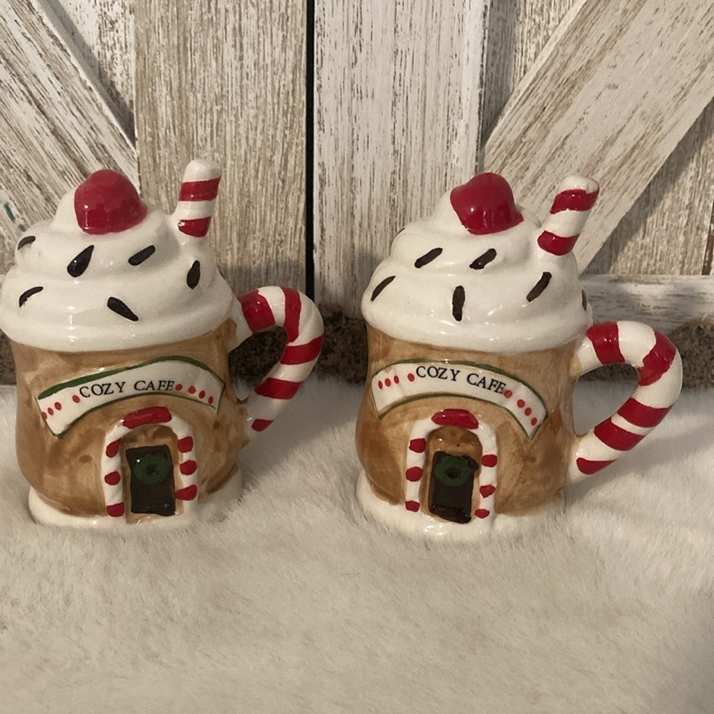 Gingerbread Cozy Cafe Hot Cocoa Shakers